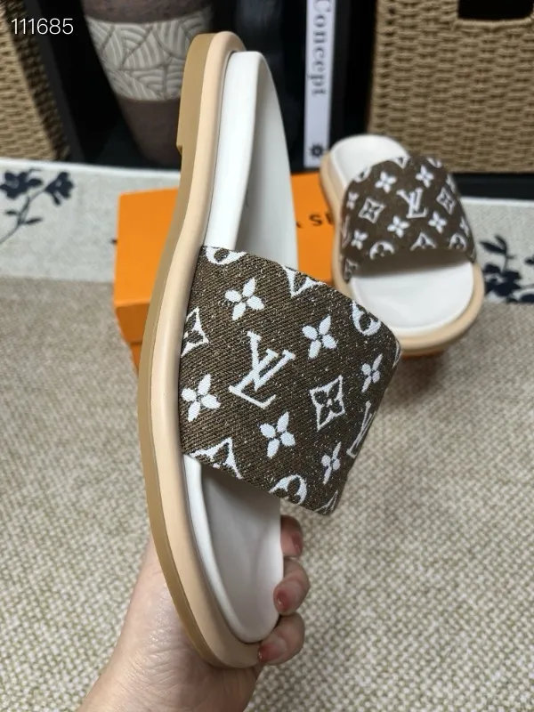 P320💰[New model] Long-term availability, 2025 new model, couple model [LOUlS VUlTTON] comes with drawer box, bag, card, invoice "Louis Vuitton ~ unique modern sandals. 》LV counter purchasing 🏃Men's and women's casual slippers, sold at the same time at the counter, the original old flower material upper is soft and comfortable, (refuses to discolor and rub the feet) sole: original factory special combination original sole, code number: 35--46 4 multiple colors 🉑️ to choose from